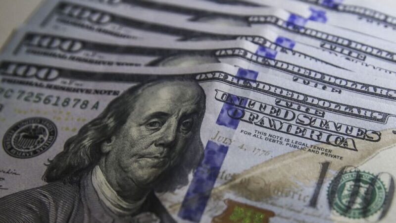 À espera do Fed, dólar fecha acima de R$ 5,00 pela 1ª vez desde outubro