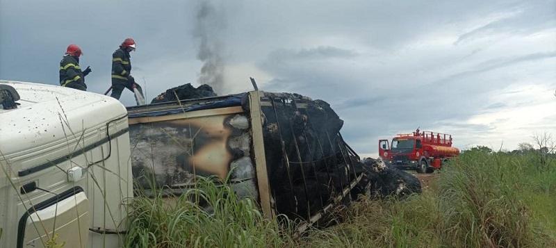 Corpo de Bombeiros combate incêndio em carreta na BR-070