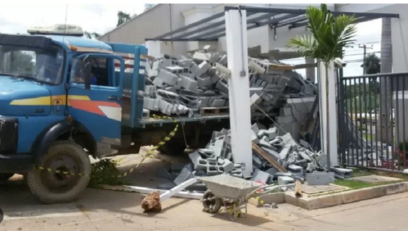 Caminhão desgovernado atinge prédio em Cuiabá e moradores tiveram que sair do local às pressas