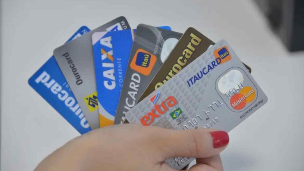 Juros do cartão de crédito caem 6,8% em fevereiro, diz Banco Central