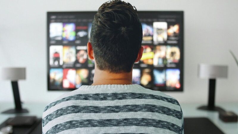 Com aumentos de preços na Netflix e no Disney+, como fazer para economizar nos streamings?