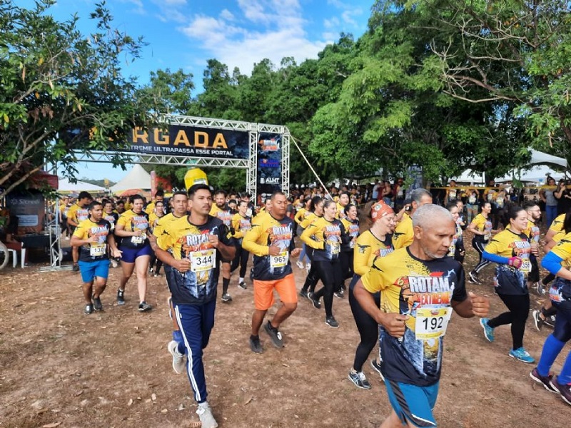 Polícia reúne 2,5 mil pessoas em tradicional corrida com obstáculos em Cuiabá