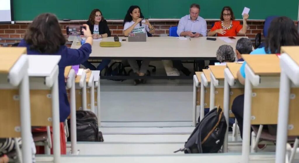 Professores e técnicos de universidades assinam acordo com o governo