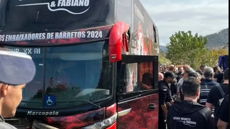 Ônibus da dupla César Menotti e Fabiano colide com carretas em rodovia