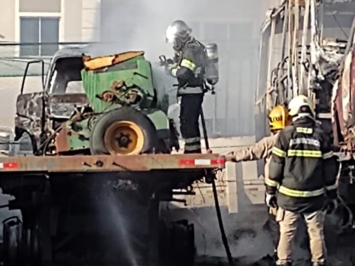 Bombeiros extinguem incêndio em veículos abandonados em Cuiabá