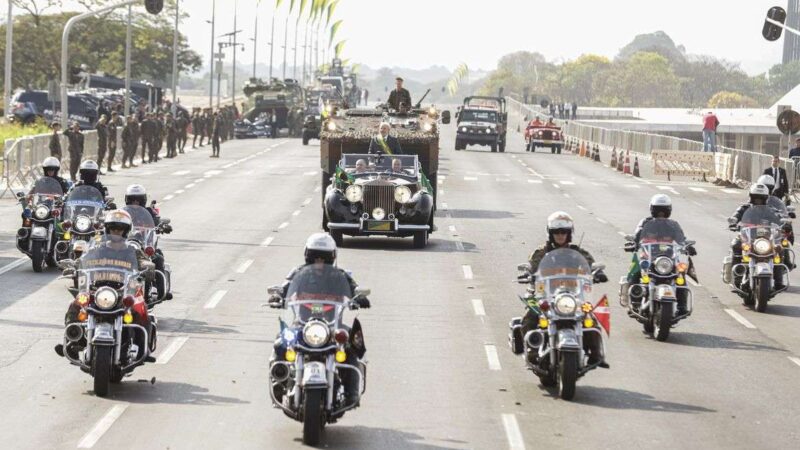 Autoridades prestigiam desfile do 7 de Setembro em Brasília