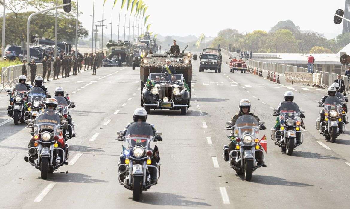 Autoridades prestigiam desfile do 7 de Setembro em Brasília