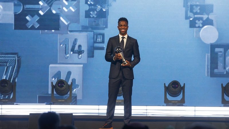 Eleito melhor do mundo, Vini Jr recebe homenagem com foto na fachada da CBF