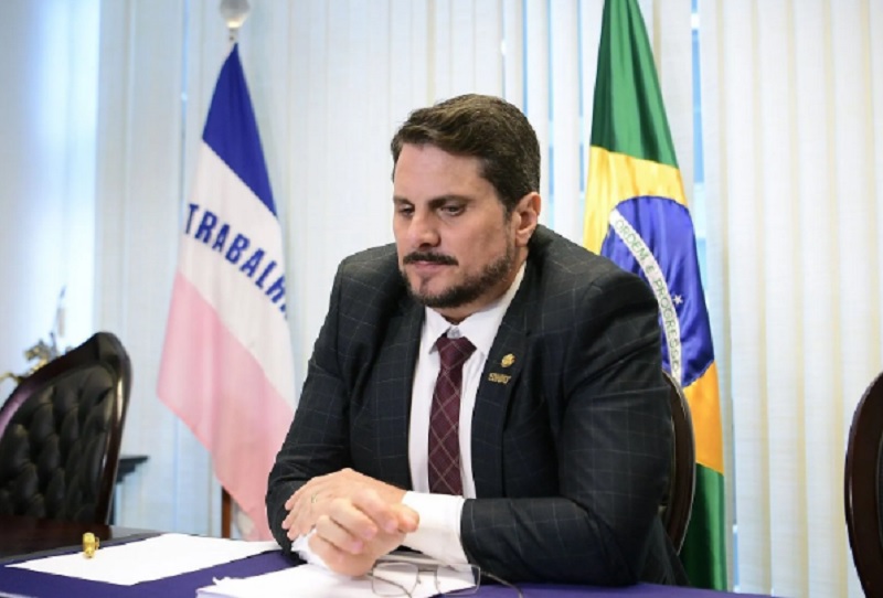 Senador renuncia e diz que Bolsonaro o coagiu a dar golpe