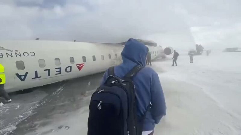 Canadá avião capota em pouso e deixa 15 feridos