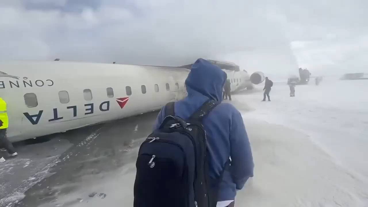 Canadá avião capota em pouso e deixa 15 feridos