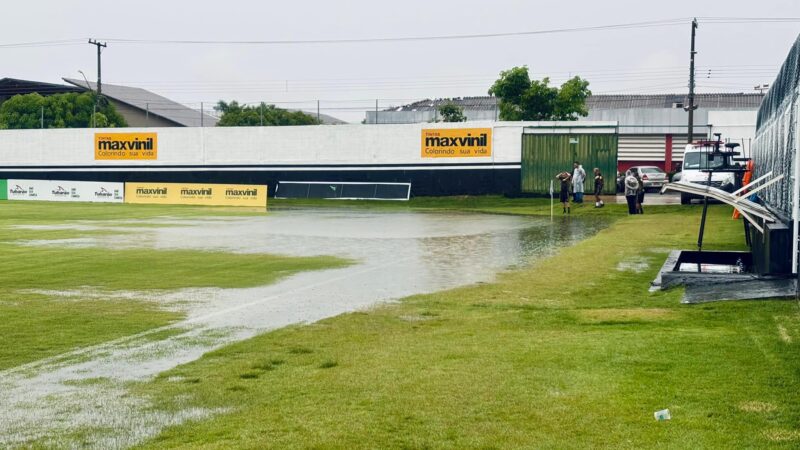 Dutrinha Forte chuva alaga campo e adia por 30 minutos, devido as condições do gramado.