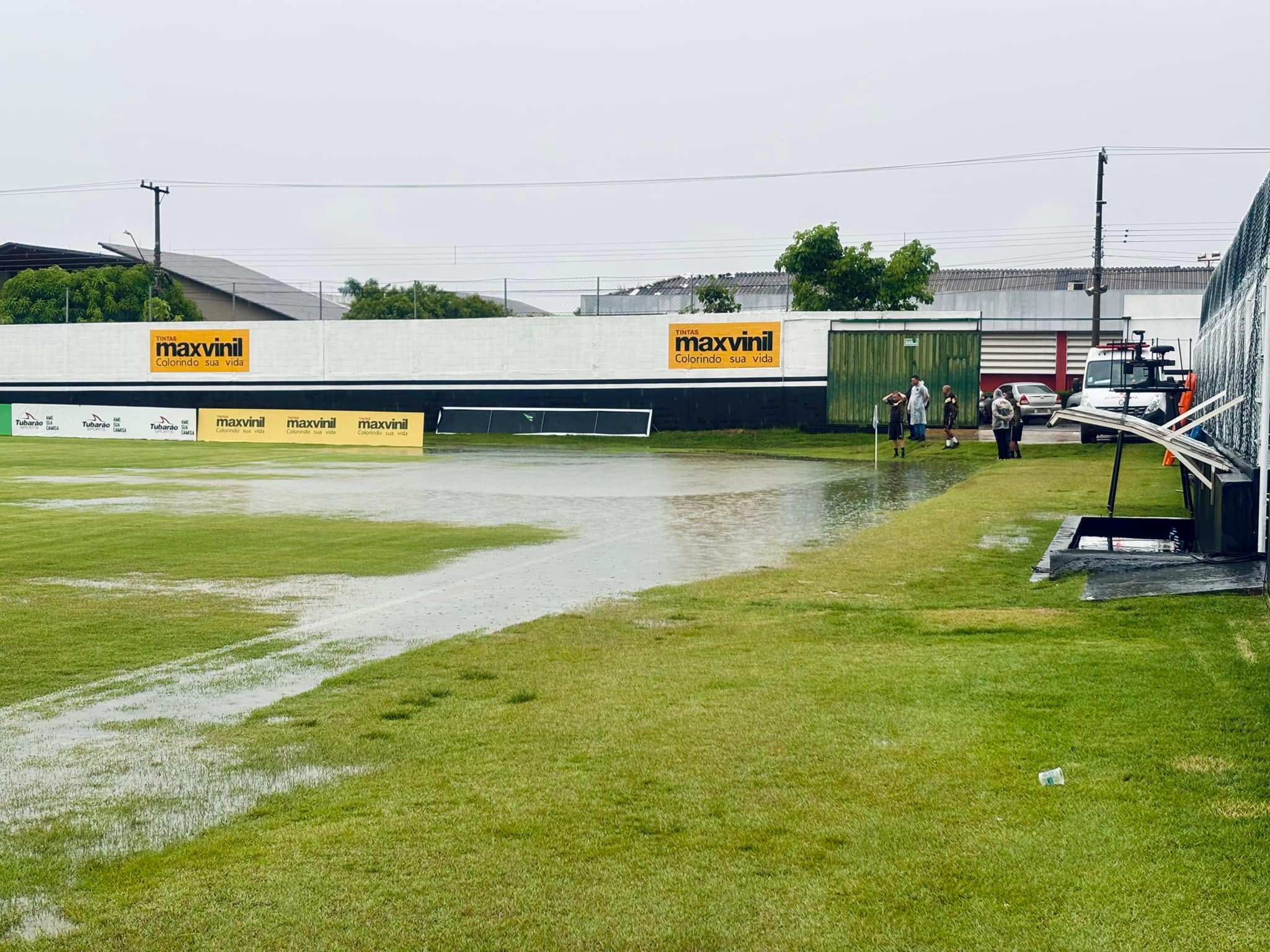 Dutrinha Forte chuva alaga campo e adia por 30 minutos, devido as condições do gramado.