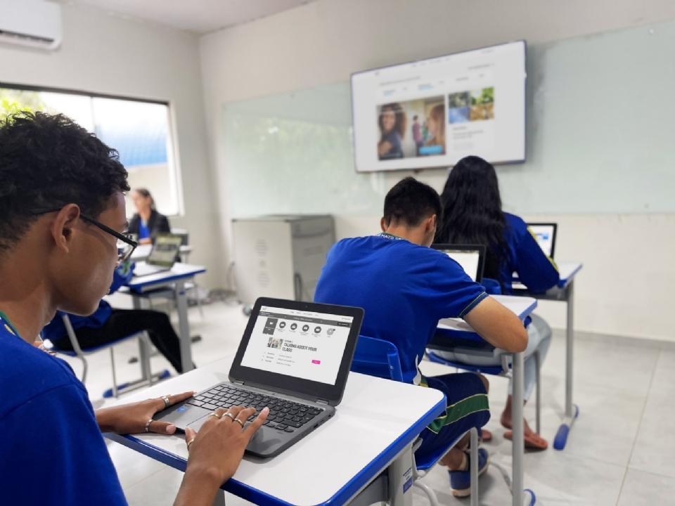 Seduc atualiza plataforma Mais Inglês com personalização e diversidade linguística para estudantes