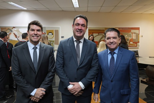 Sérgio Ricardo participa da posse do novo desembargador e fortalece parceria institucional