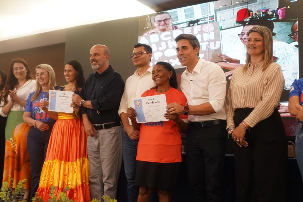 Idosos de Cuiabá recebem certificados de alfabetização em cerimônia do programa Mais MT Muxirum