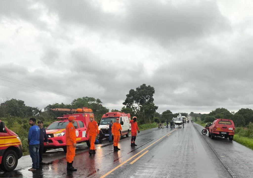 Bombeiros militares atendem grave acidente de trânsito envolvendo veículo de carga na BR-070