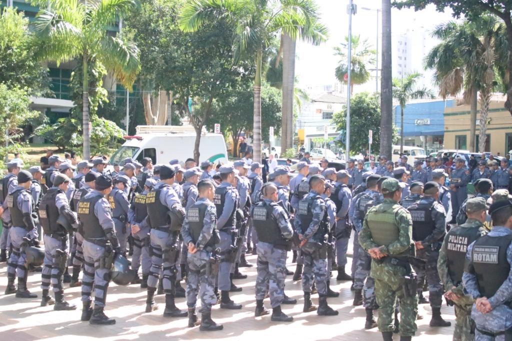 PM prende 41 foragidos da Justiça, recupera 32 veículos e apreende 13 armas de fogo em Cuiabá