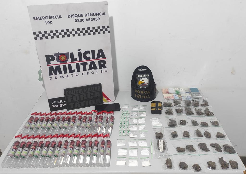 Força Tática prende homem com porções de drogas e frascos de lança-perfume