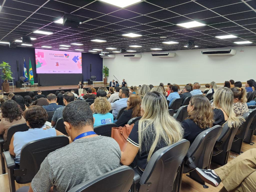 Seduc lança pós-graduação para capacitar profissionais no atendimento a alunos com TEA