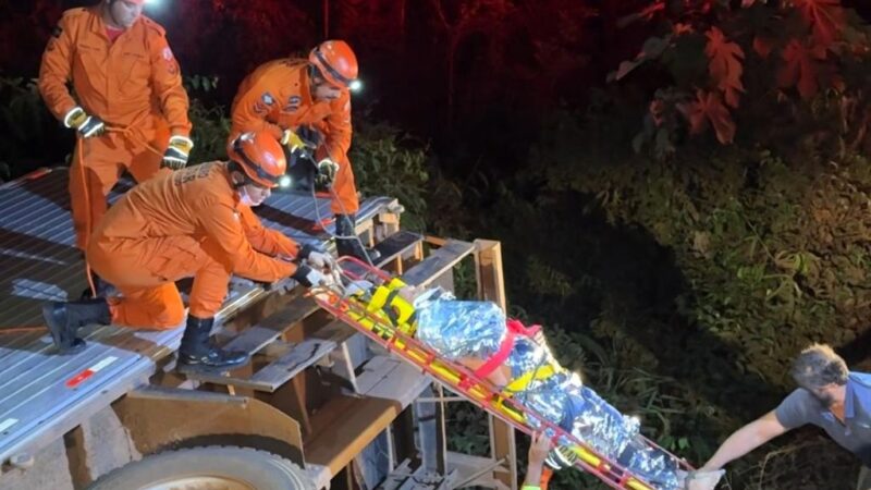 Corpo de Bombeiros socorre vítima após caminhão cair em córrego