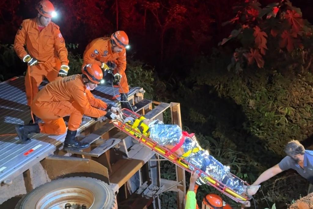 Corpo de Bombeiros socorre vítima após caminhão cair em córrego