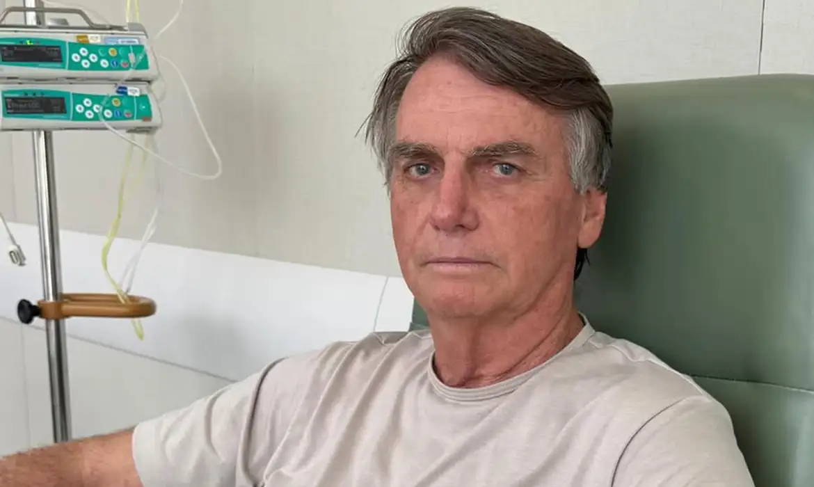 Bolsonaro é internado para cirurgia no ombro em Brasília