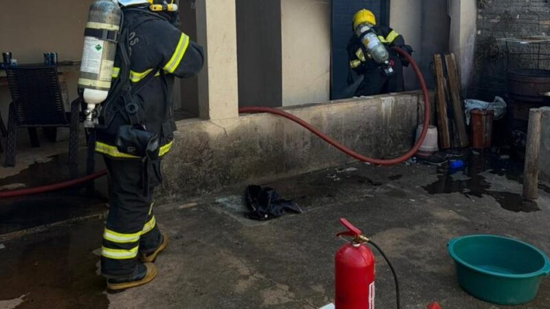 COMBATE ÀS CHAMAS: Bombeiros extinguem incêndios em residências nos municípios de Confresa e Cáceres