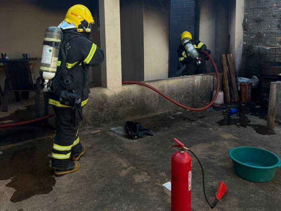 COMBATE ÀS CHAMAS: Bombeiros extinguem incêndios em residências nos municípios de Confresa e Cáceres