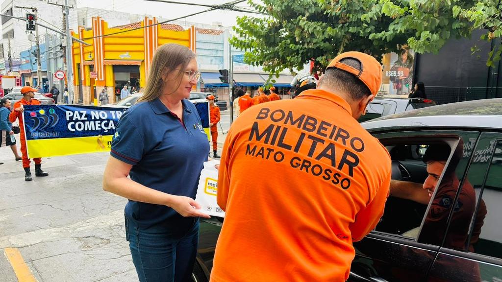 Detran e Bombeiros realizam ação educativa no centro de Cuiabá por um trânsito mais seguro