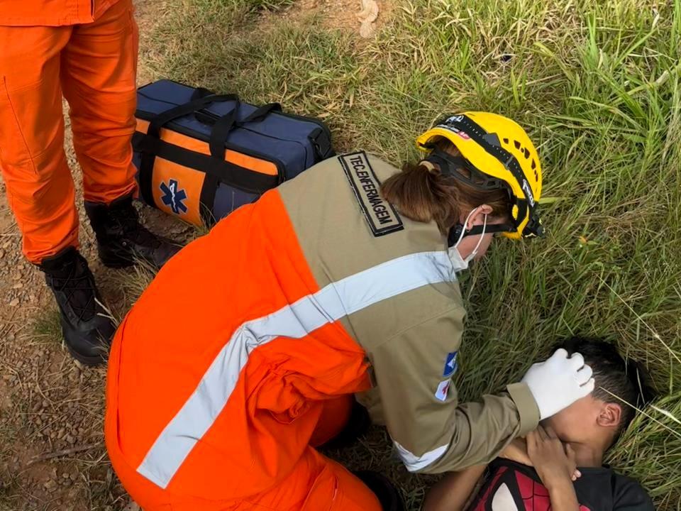 Bombeiros socorrem criança com anzol preso na região da pálpebra
