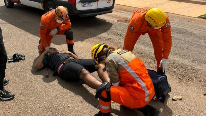 Bombeiros socorrem motociclista após colisão com contêiner estacionado