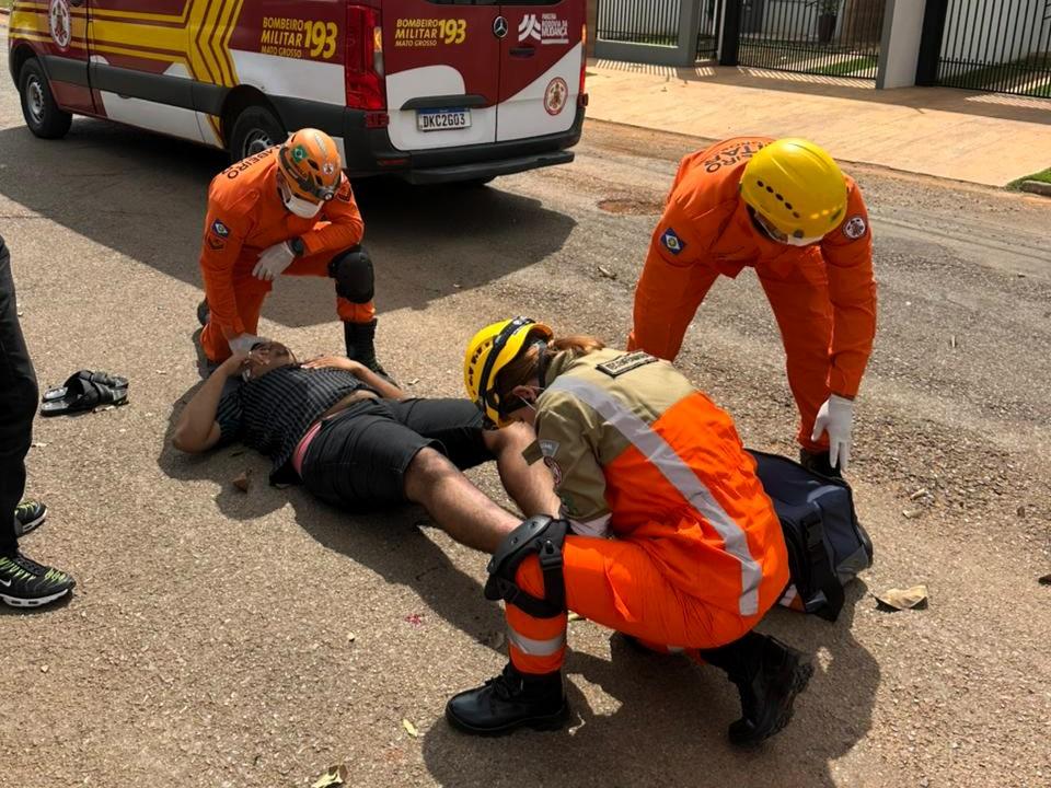 Bombeiros socorrem motociclista após colisão com contêiner estacionado