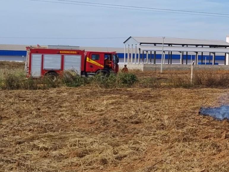 Corpo de Bombeiros combate dois incêndios em vegetação nesta terça-feira (2)