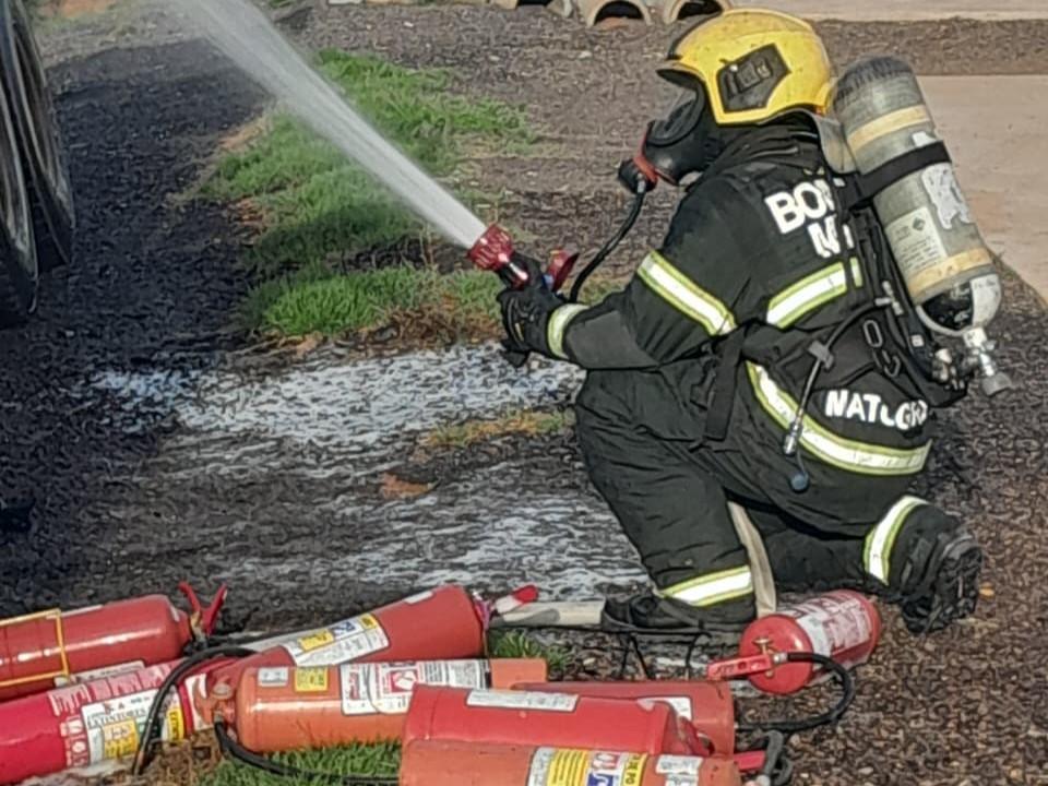 AÇÃO RÁPIDA: Bombeiros combatem princípio de incêndio em Feira Municipal de Juína