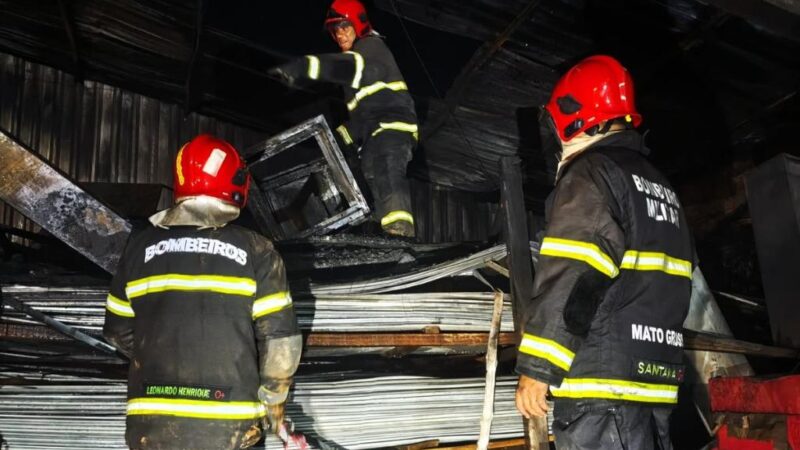 CAMPO VERDE:  Bombeiros controlam incêndio em depósito comercial e evitam propagação do fogo