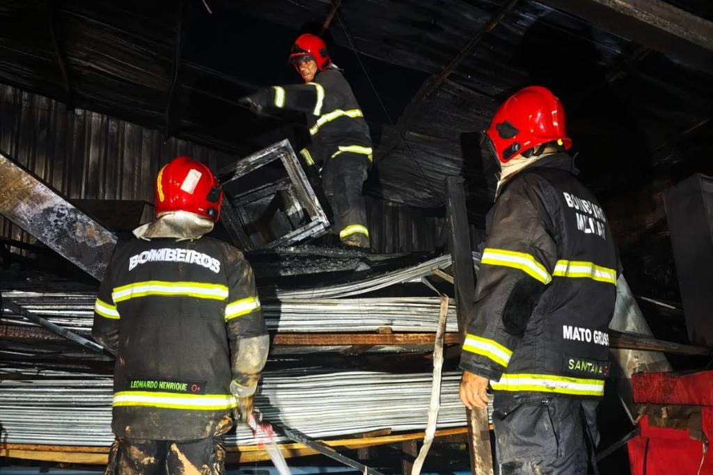 CAMPO VERDE: Bombeiros controlam incêndio em depósito comercial e evitam propagação do fogo