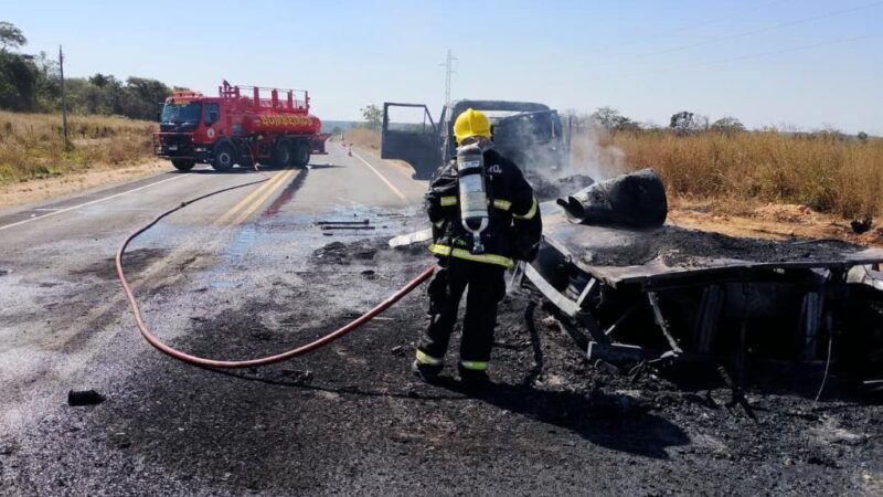 EM NOVA MUTUM: Corpo de Bombeiros combate incêndio em caminhão carregado com óleo