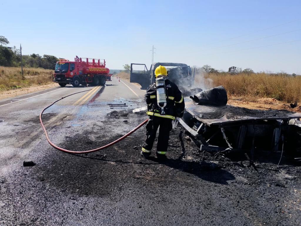 EM NOVA MUTUM: Corpo de Bombeiros combate incêndio em caminhão carregado com óleo