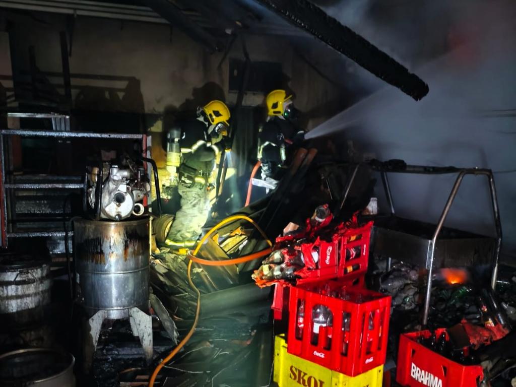 DISTRITO DE PRIMAVERINHA: Corpo de Bombeiros combate incêndio em restaurante em Sorriso