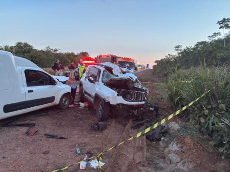 Colisão na BR-163 deixa duas mortes e interdita rodovia