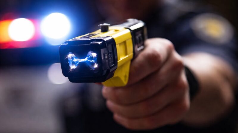 Homem é detido após usar pit bull contra polícia