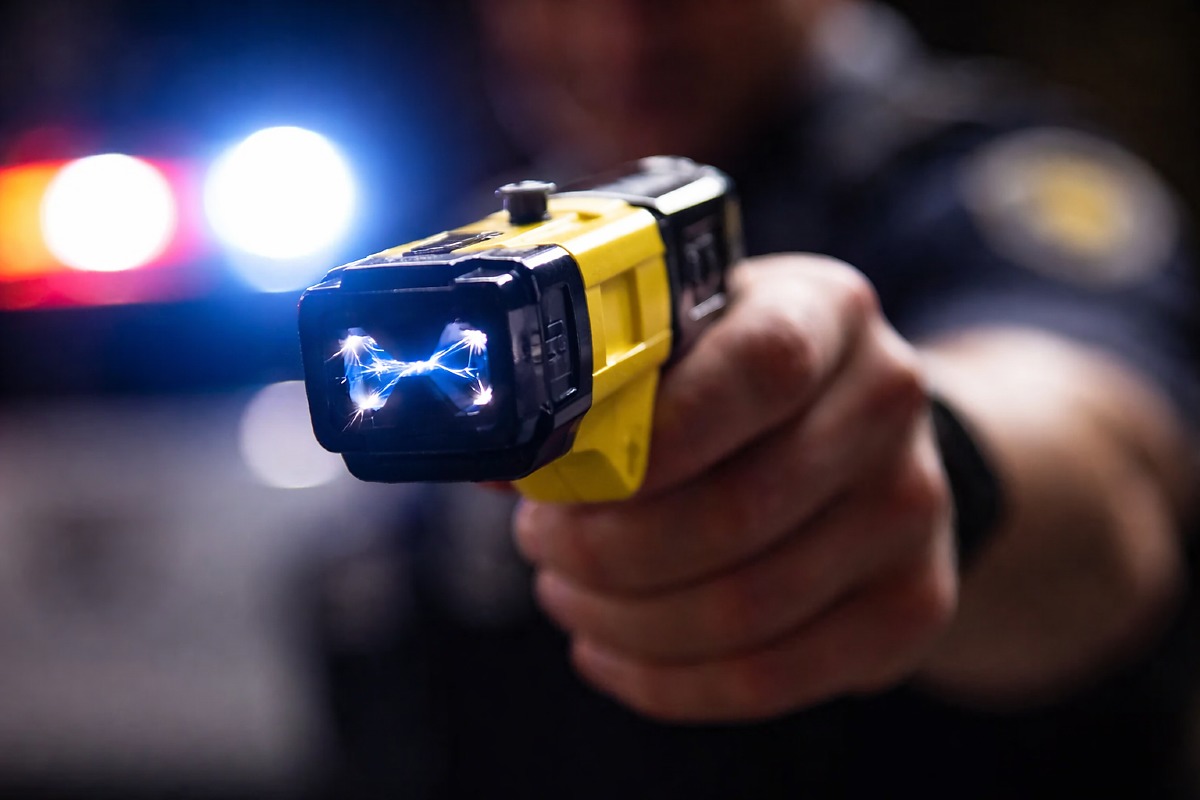 Homem é detido após usar pit bull contra polícia