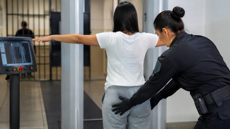 Mulher é detida tentando introduzir droga em presídio