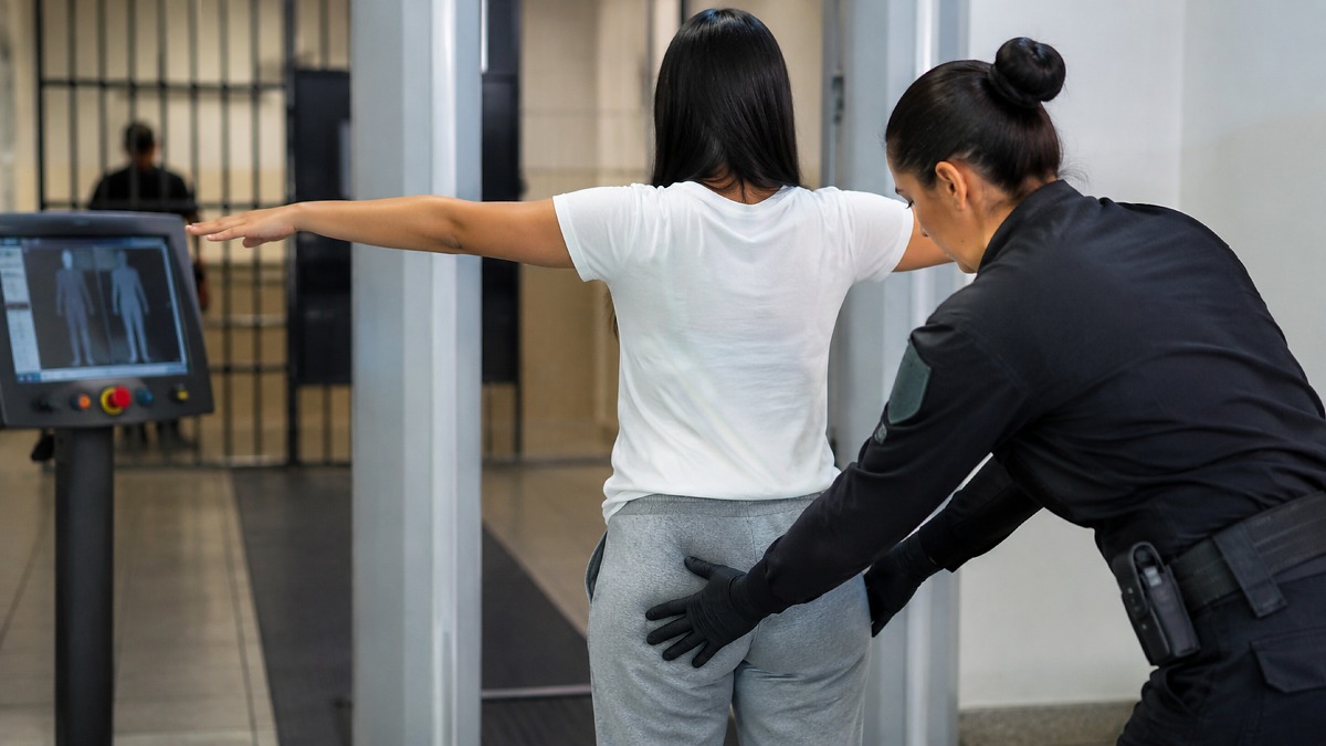Mulher é detida tentando introduzir droga em presídio