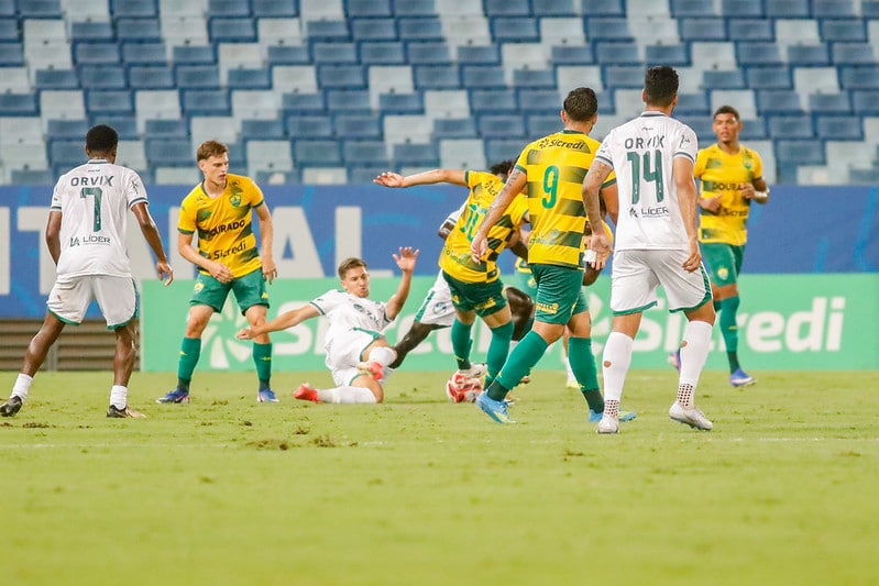 Cuiabá bate o Náutico na Arena Pantanal e fica a três pontos do G6