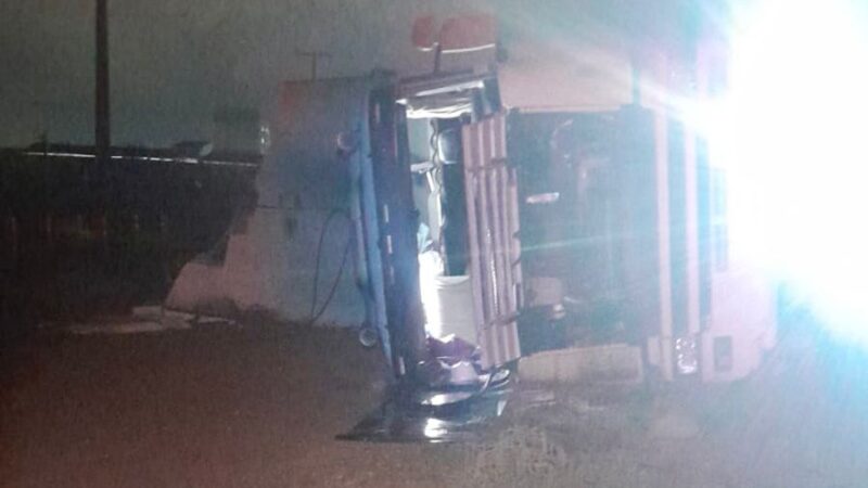 Carreta carregada com carne tomba e carga é saqueada na BR-163 em Sorriso