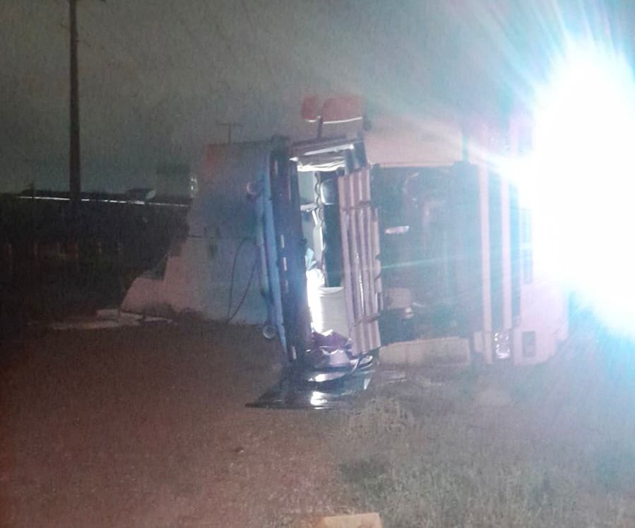 Carreta carregada com carne tomba e carga é saqueada na BR-163 em Sorriso