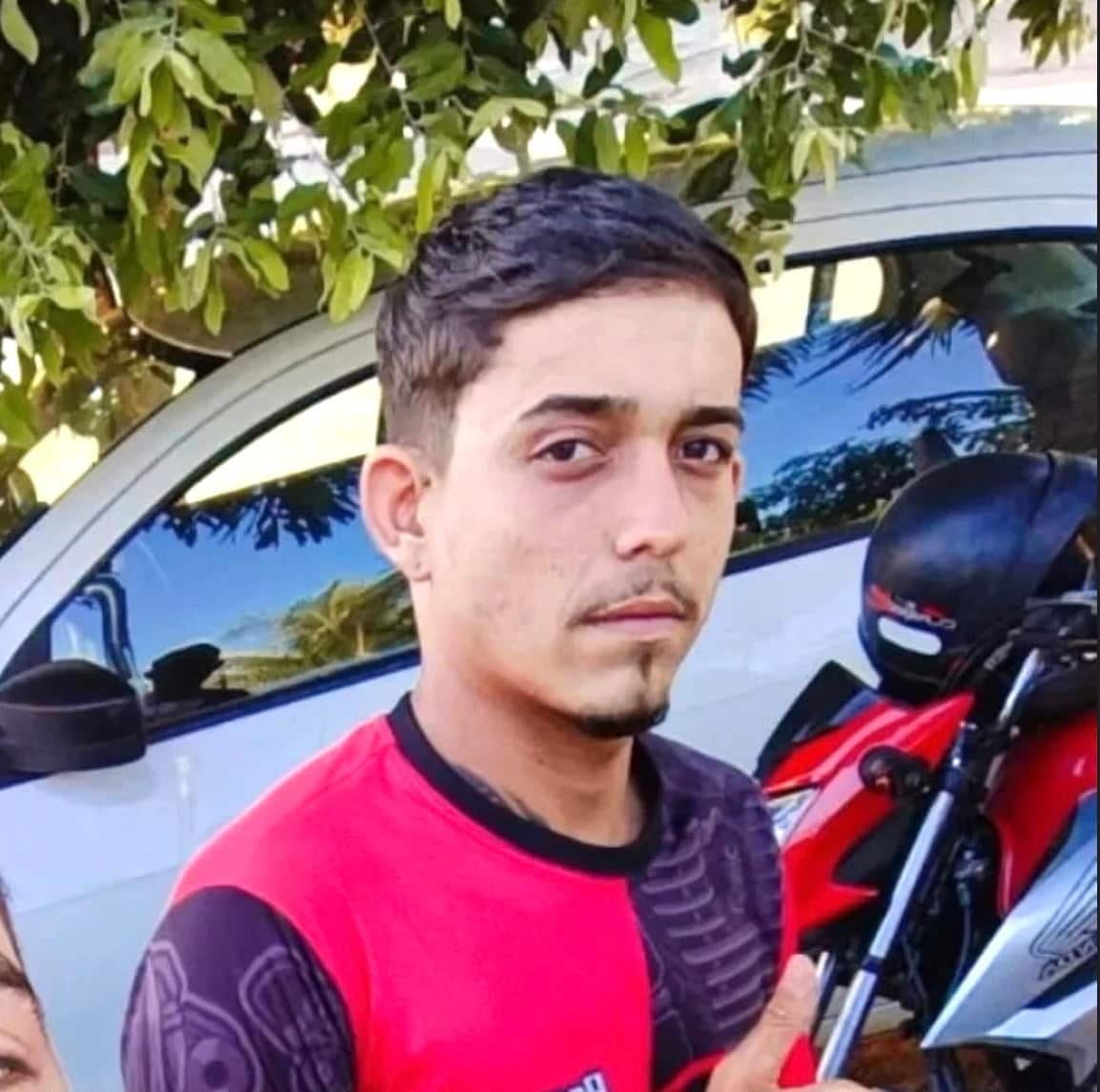 Jovem de 23 anos morre após bater moto em carretinha estacionada em Sinop