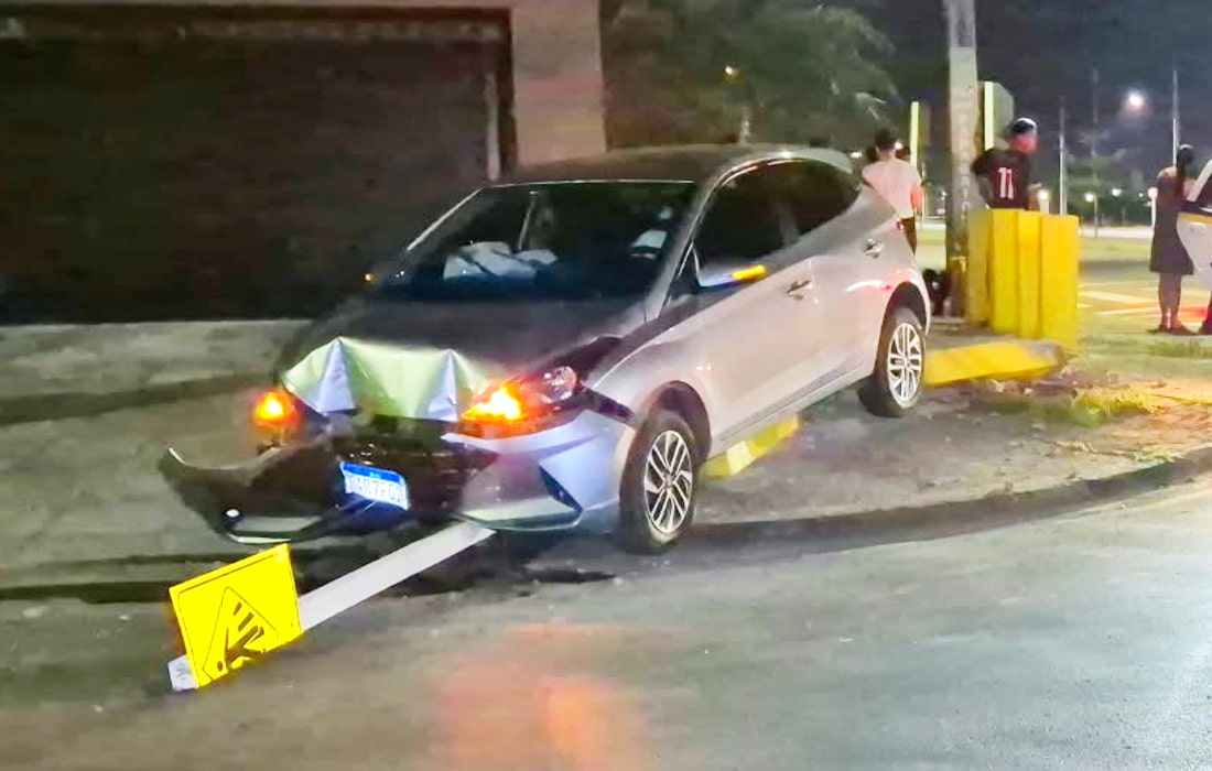 Carro desgovernado bate em pilar, derruba placa e assusta moradores do Jardim das Nações, em Sinop